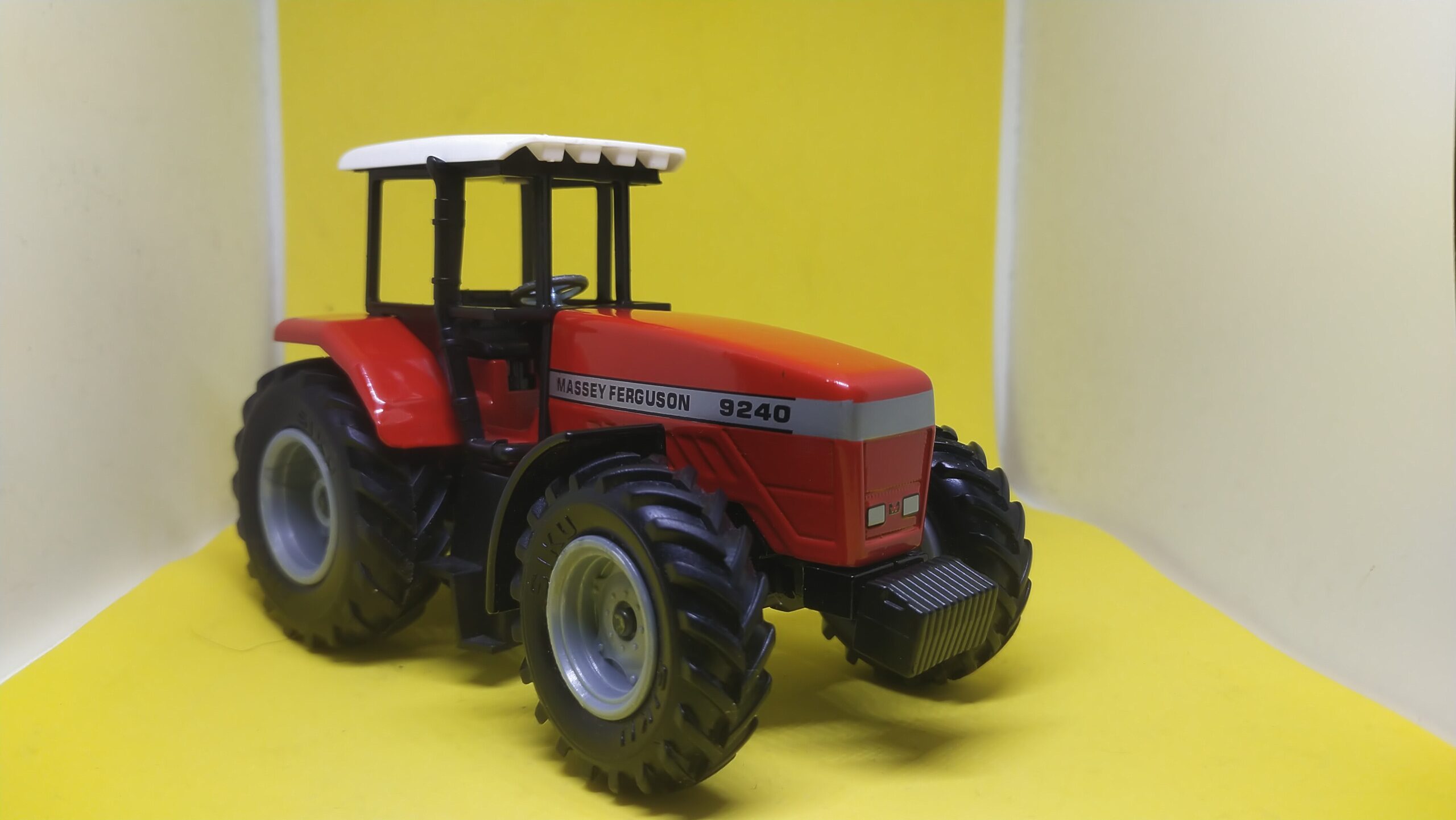 Siku traktor Massey Ferguson 1:32 model