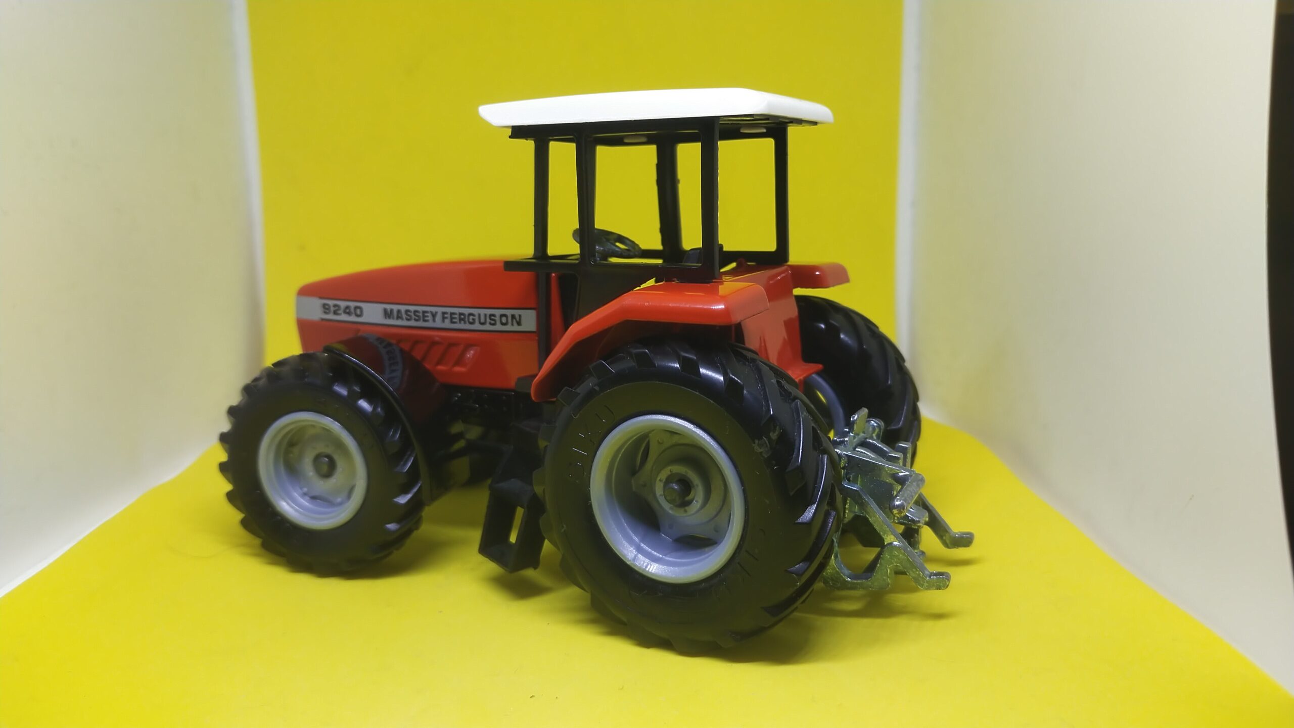 Siku traktor Massey Ferguson 1:32 model