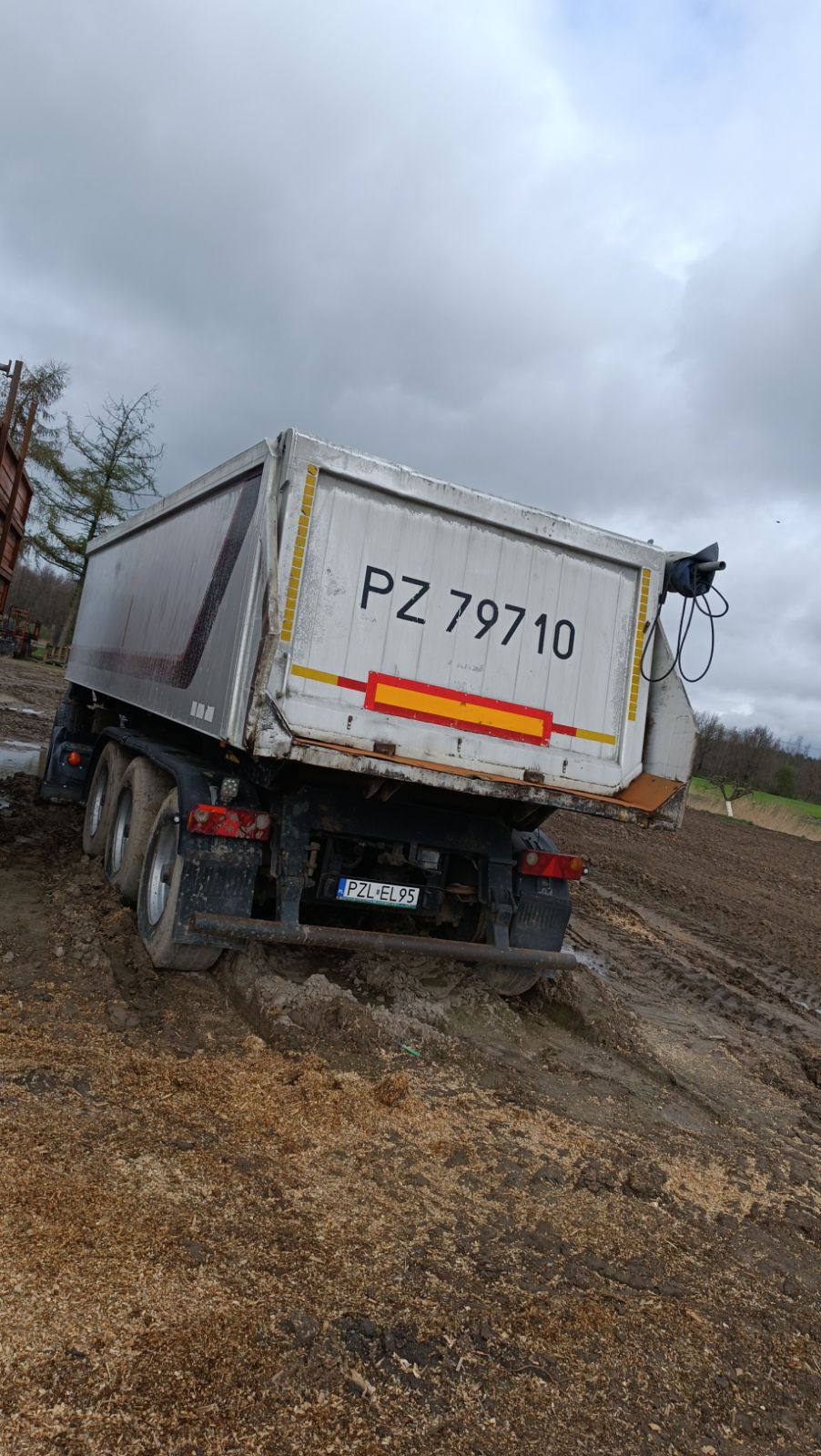 Naczepa ciezarowa z wózkiem dolly