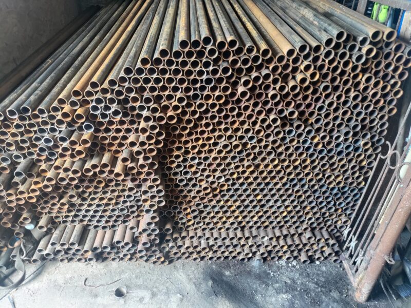 Słupki metalowe, rury 5/4 cala, 42mm/36mm, ścianka 3 mm, 240 cm