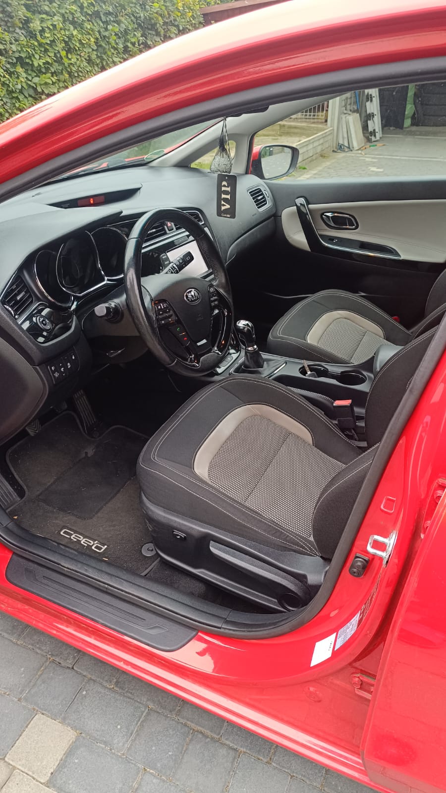 Kia cee'd bogato wyposażona