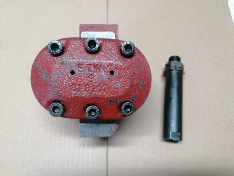 Pompa hydrauliczna z zaworem Zetor