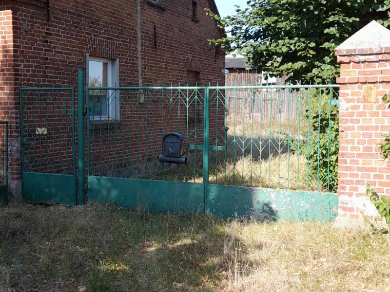 Sprzedam dom z czerwonej cegły wraz z budynkami