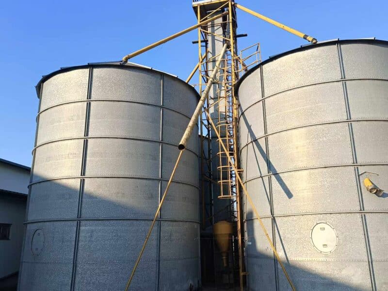 Silosy zbożowe ARAJ 3 silosy po 170 ton z podnośnikiem kubełkowym