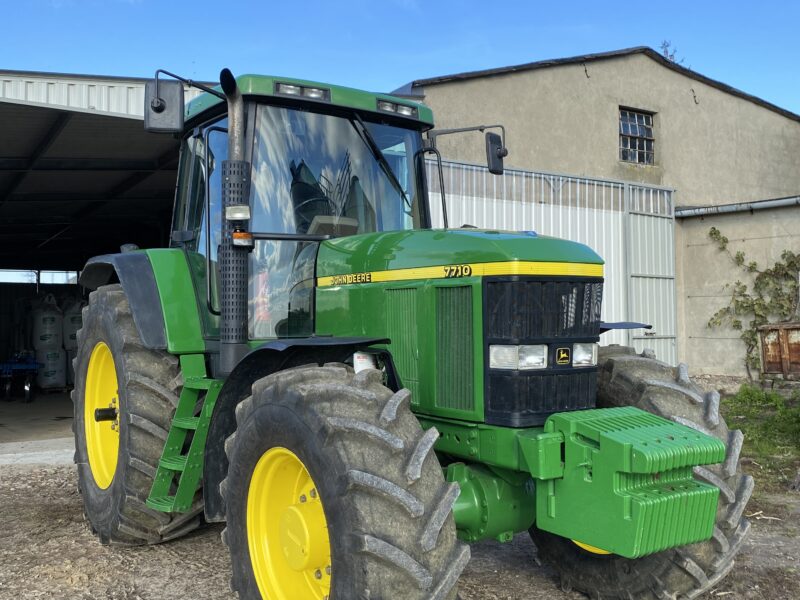 Ciągnik John Deere 7710