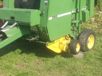 Prasa rolującą John Deere 550 z siatka/sznurek