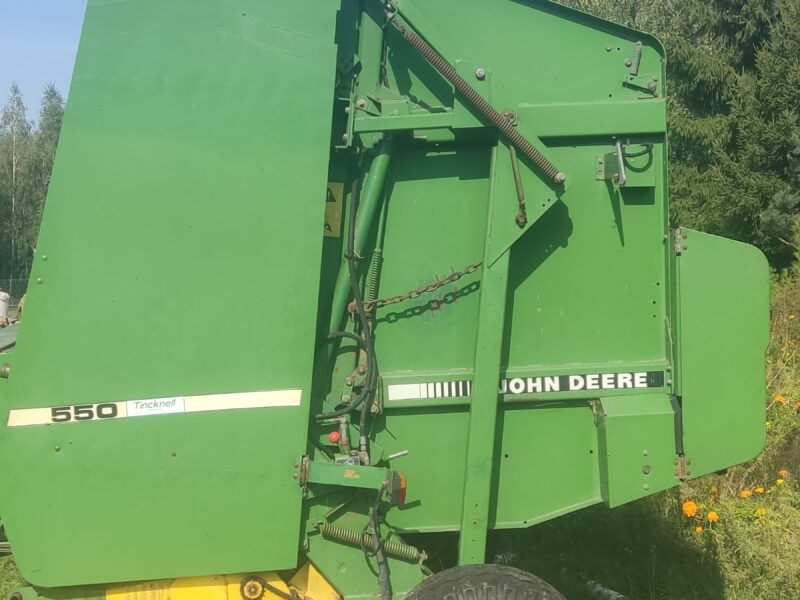 Prasa rolującą John Deere 550 z siatka/sznurek