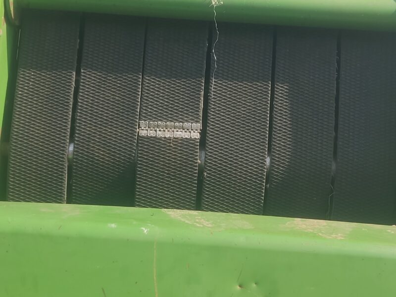 Prasa rolującą John Deere 550 z siatka/sznurek
