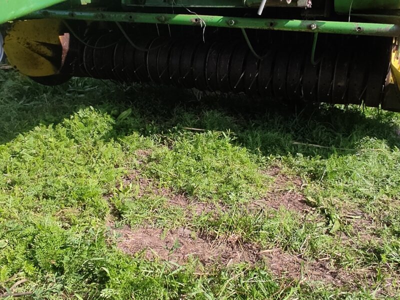 Prasa rolującą John Deere 550 z siatka/sznurek