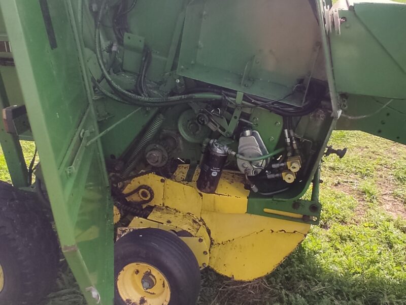 Prasa rolującą John Deere 550 z siatka/sznurek