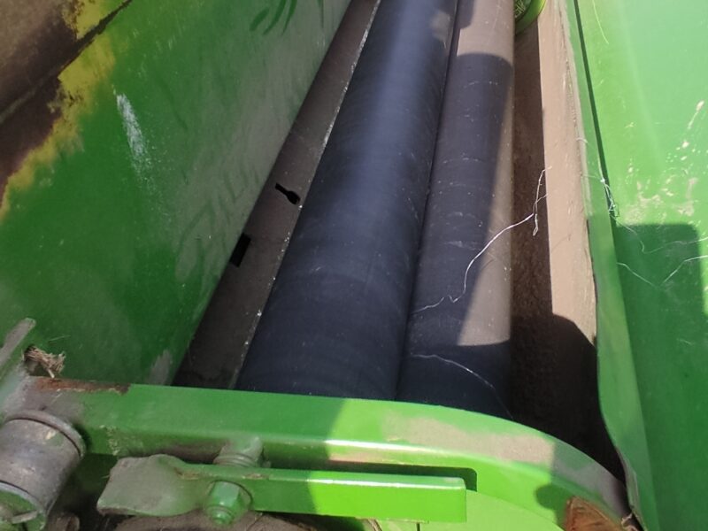 Prasa rolującą John Deere 550 z siatka/sznurek