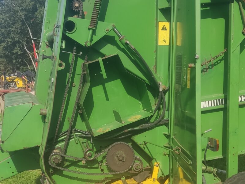 Prasa rolującą John Deere 550 z siatka/sznurek