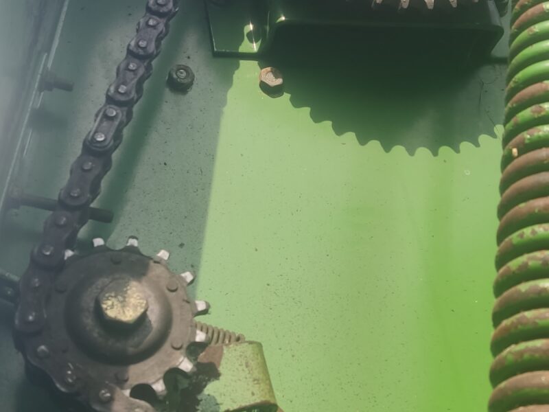 Prasa rolującą John Deere 550 z siatka/sznurek