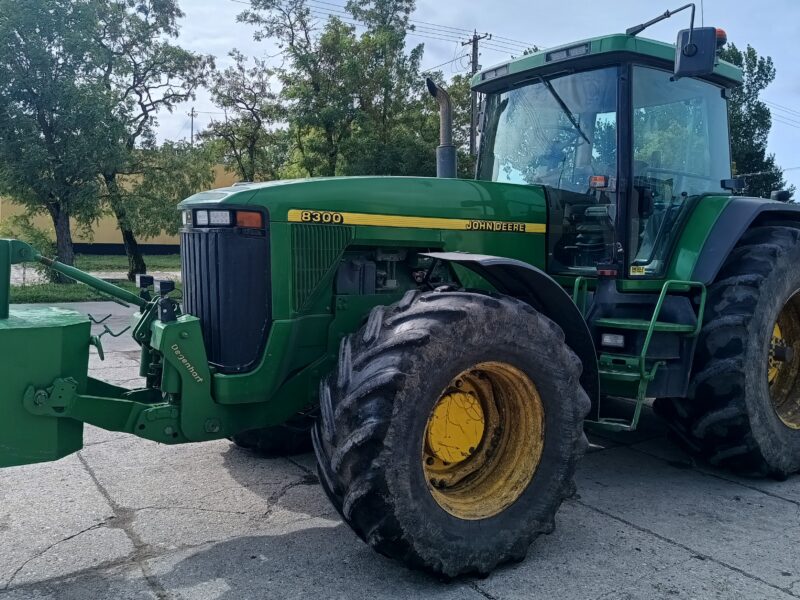 John Deere 8300