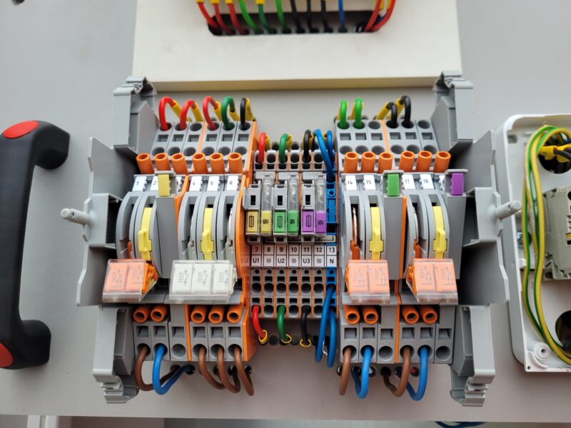 Usługi Instalacje elektryczne pomiary projekty