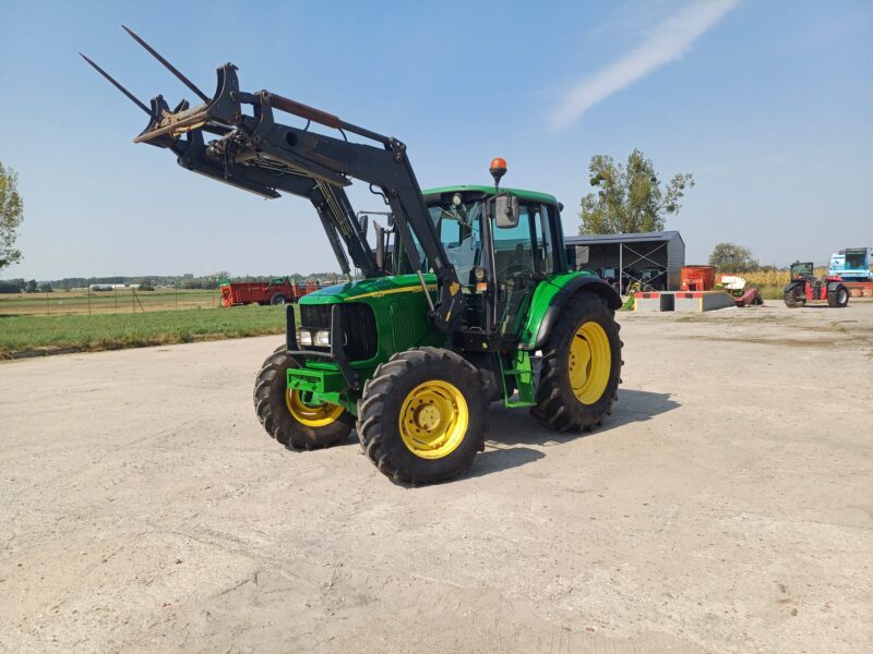 Ciągnik John Deere 6120 z ładowaczem