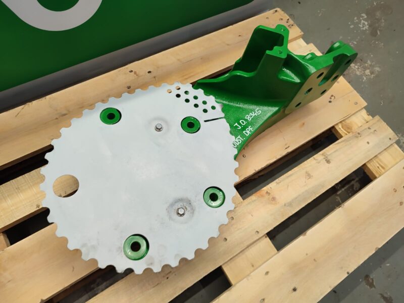 Wspornik układu wydechowego DPF R551450 John Deere 8345 R