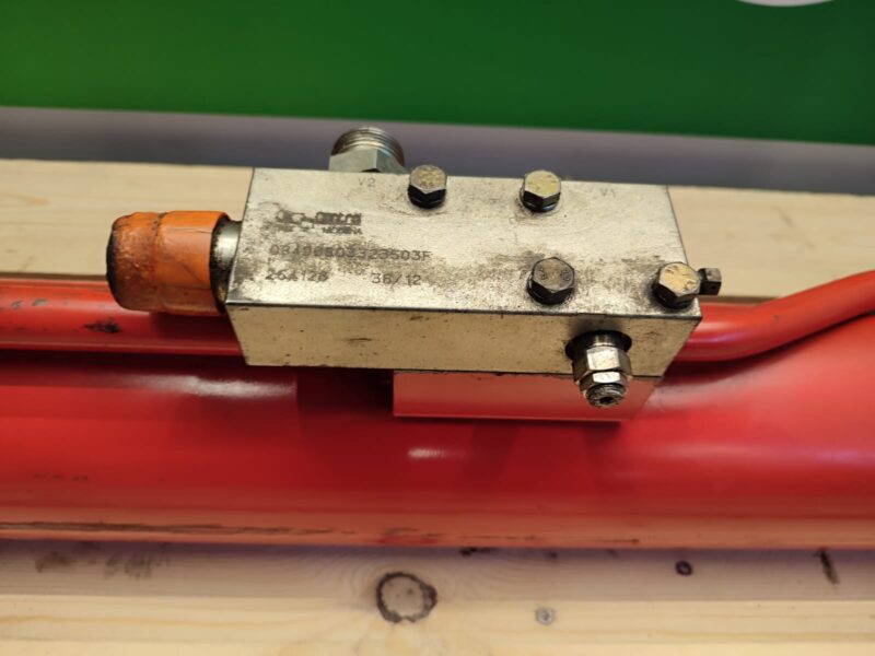 Zamek hydrauliczny 08498803323503F siłownika głównego ramienia MANITOU MLT 627