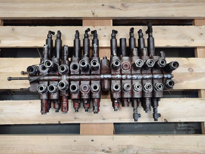 Rozdzielacz hydrauliczny C0070 33142 NEUSON 6002