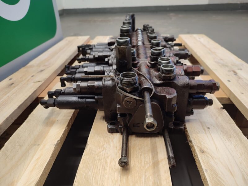 Rozdzielacz hydrauliczny C0070 33142 NEUSON 6002
