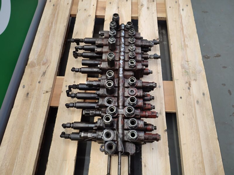 Rozdzielacz hydrauliczny C0070 33142 NEUSON 6002