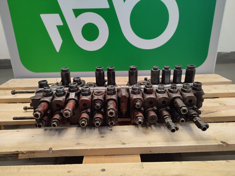 Rozdzielacz hydrauliczny C0070 33142 NEUSON 6002