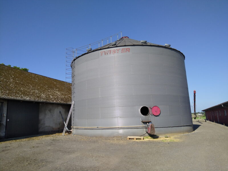 Silos zbożowy 1000 ton ryflowany z mieszaczem i suszarnia