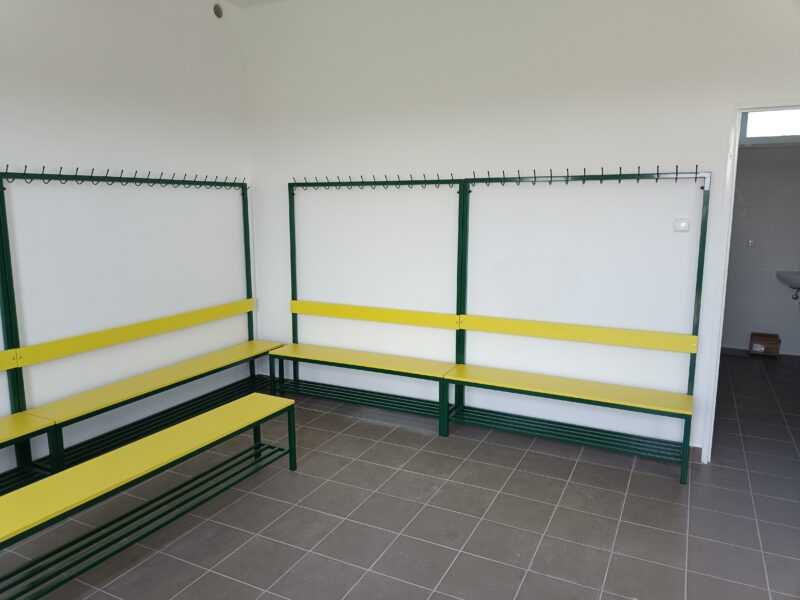 Ławki z wieszakami do szatni szkolnych, sportowych i pracowniczych