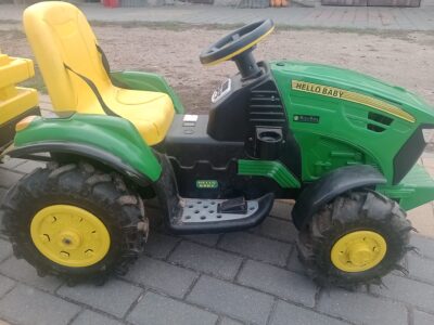 John Deere traktor z przyczepą