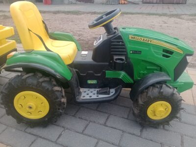 John Deere traktor z przyczepą