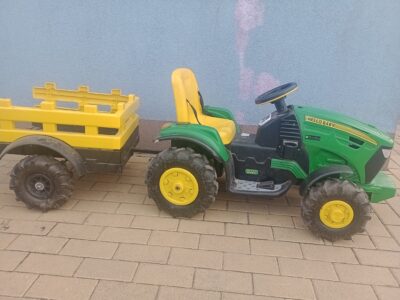 John Deere traktor z przyczepą