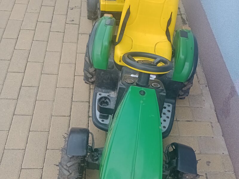 John Deere traktor z przyczepą