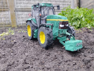 John Deere 7810 z kartonu