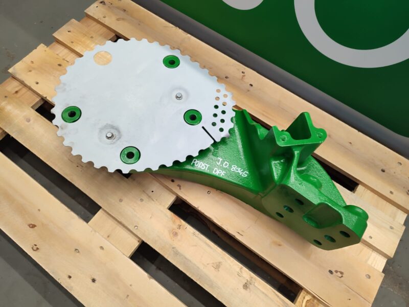 Wspornik układu wydechowego DPF R551450 John Deere 8345 R