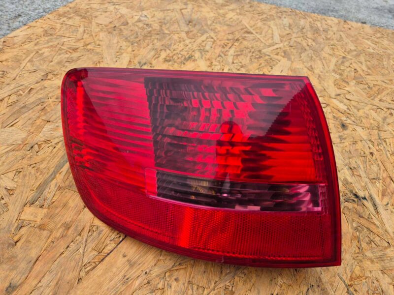 AUDI A6 C6 KOMBI LAMPA LEWY TYŁ 4F9946095