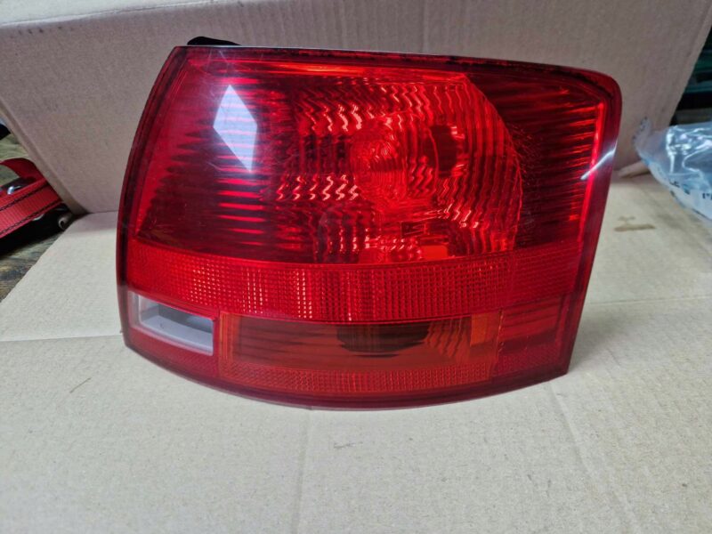 AUDI A4 B7 KOMBI LAMPA PRAWY TYŁ W BŁOTNIK