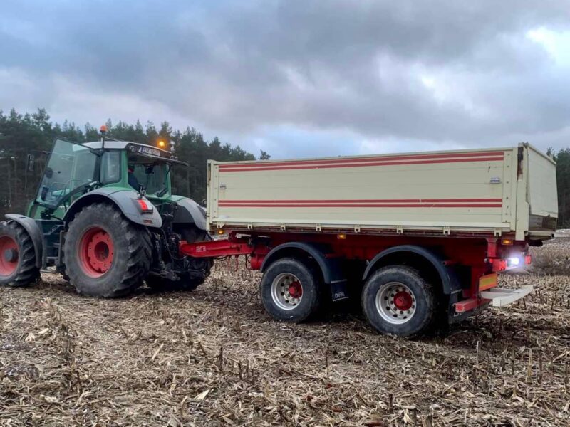 Usługi Koparko-Ładowarką oraz transport przyczepą budowlaną