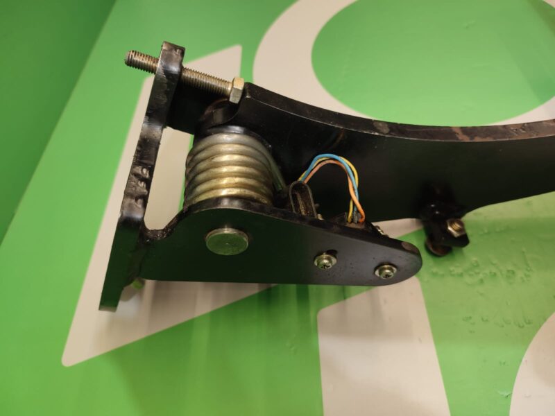 Dźwignia Pedał hamulca nożnego AZ55427 John Deere 3200