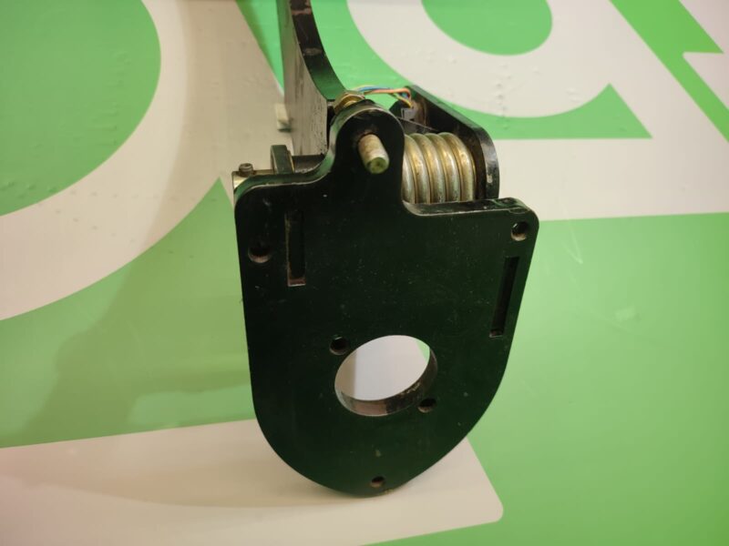 Dźwignia Pedał hamulca nożnego AZ55427 John Deere 3200