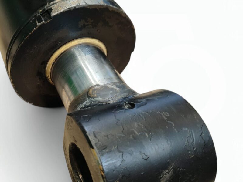 Cylinder hydrauliczny poziomowania łyżki New Holland LM 445