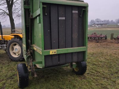 Beczkowóz 5000l. Prasa John Deere 550