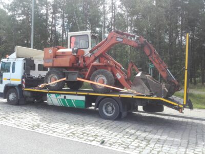 transport maszyn ciągników koparek wózków widłowych ładowarek maszyn laweta pomoc drogowa