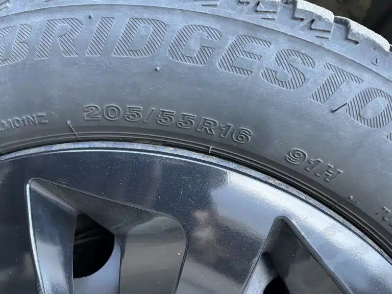 Opony 16 Bridgestone zimowe wraz z felgami i kołpakami