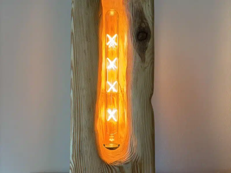 Lampa stojąca drewniana