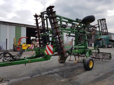 Kultywator mulczowy John Deere 410A – 5,5 m (2001 rok)