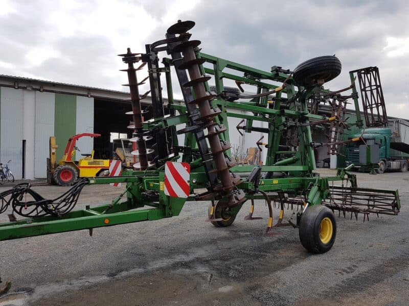 Kultywator mulczowy John Deere 410A – 5,5 m (2001 rok)