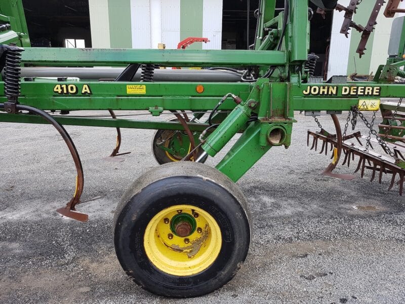 Kultywator mulczowy John Deere 410A – 5,5 m (2001 rok)