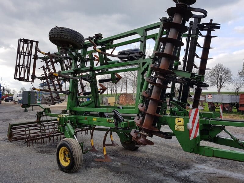 Kultywator mulczowy John Deere 410A – 5,5 m (2001 rok)
