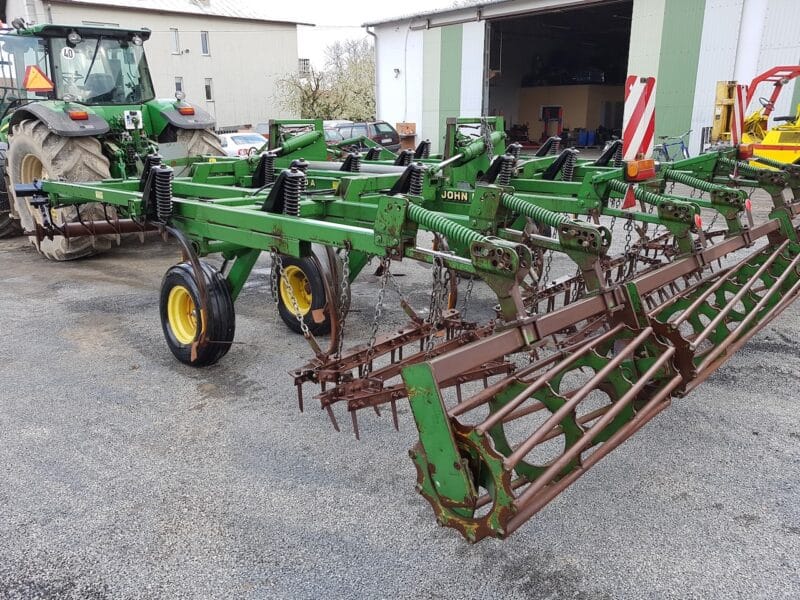 Kultywator mulczowy John Deere 410A – 5,5 m (2001 rok)