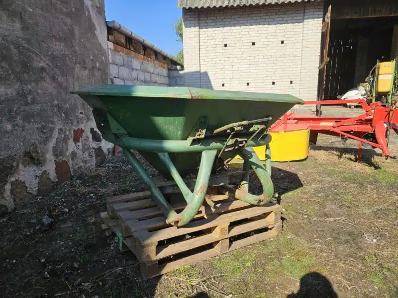 Rozsiewacz do nawozów Amazone 600L